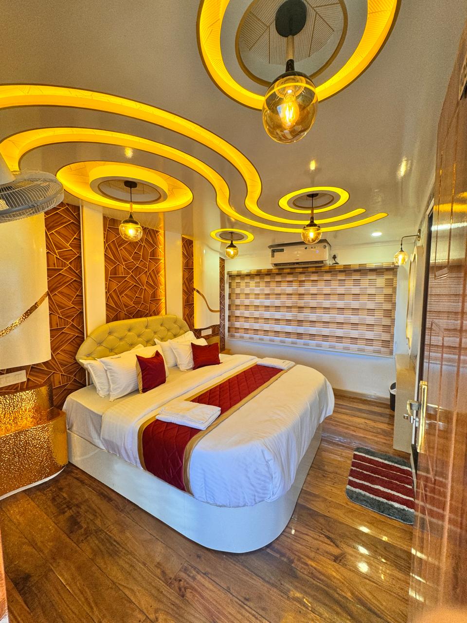 Defender Houseboat (11)