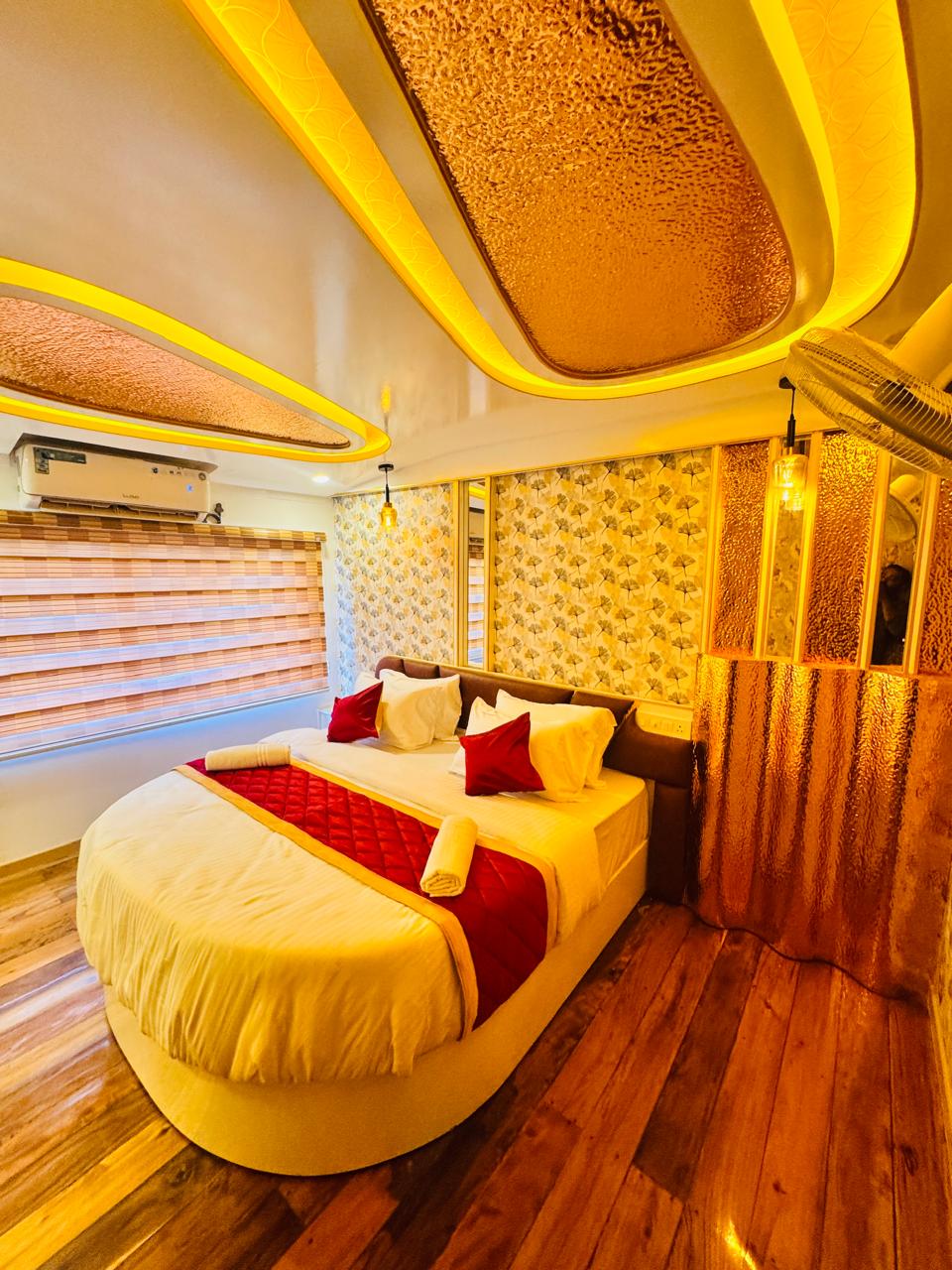 Defender Houseboat (14)