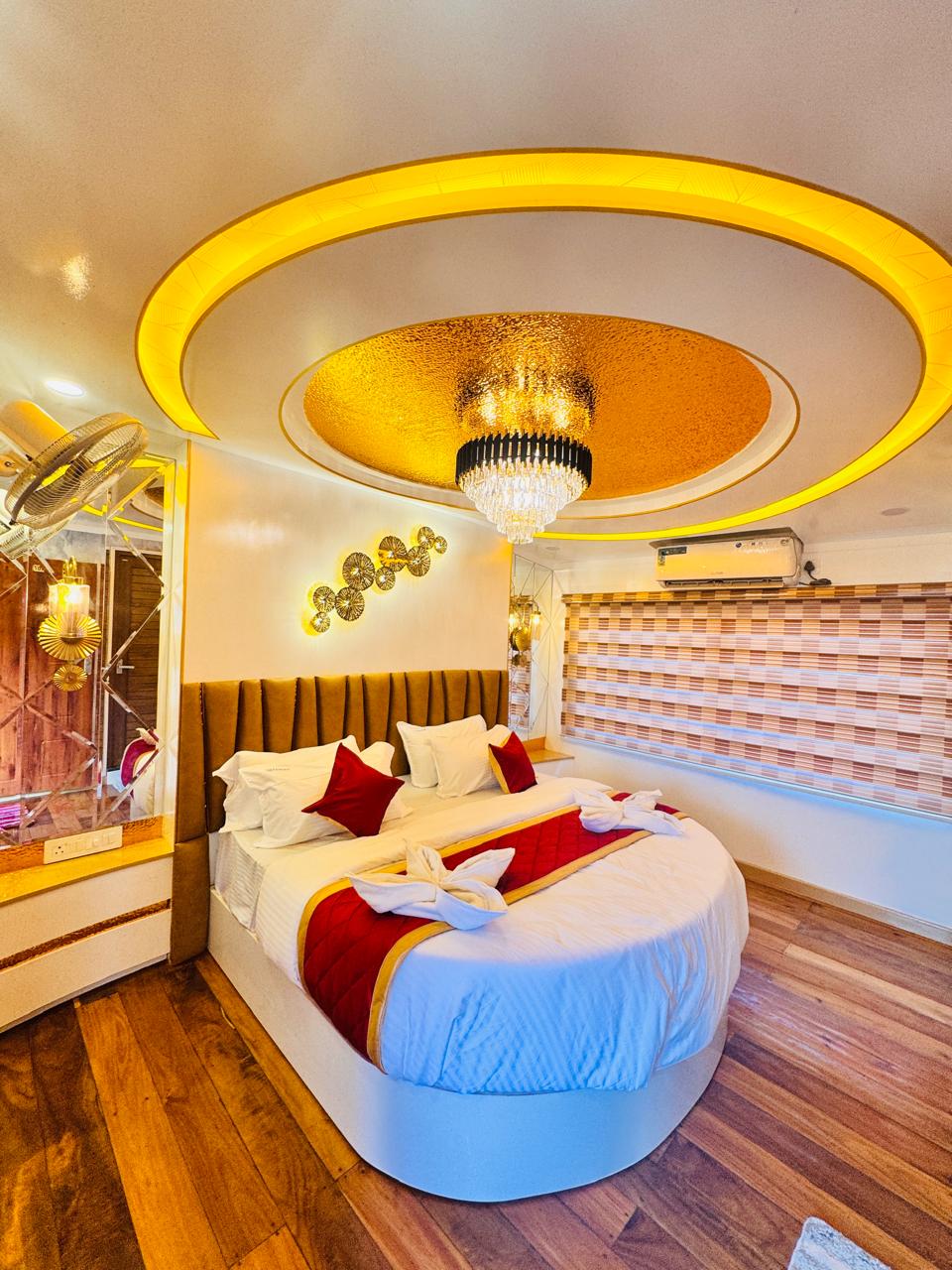 Defender Houseboat (15)
