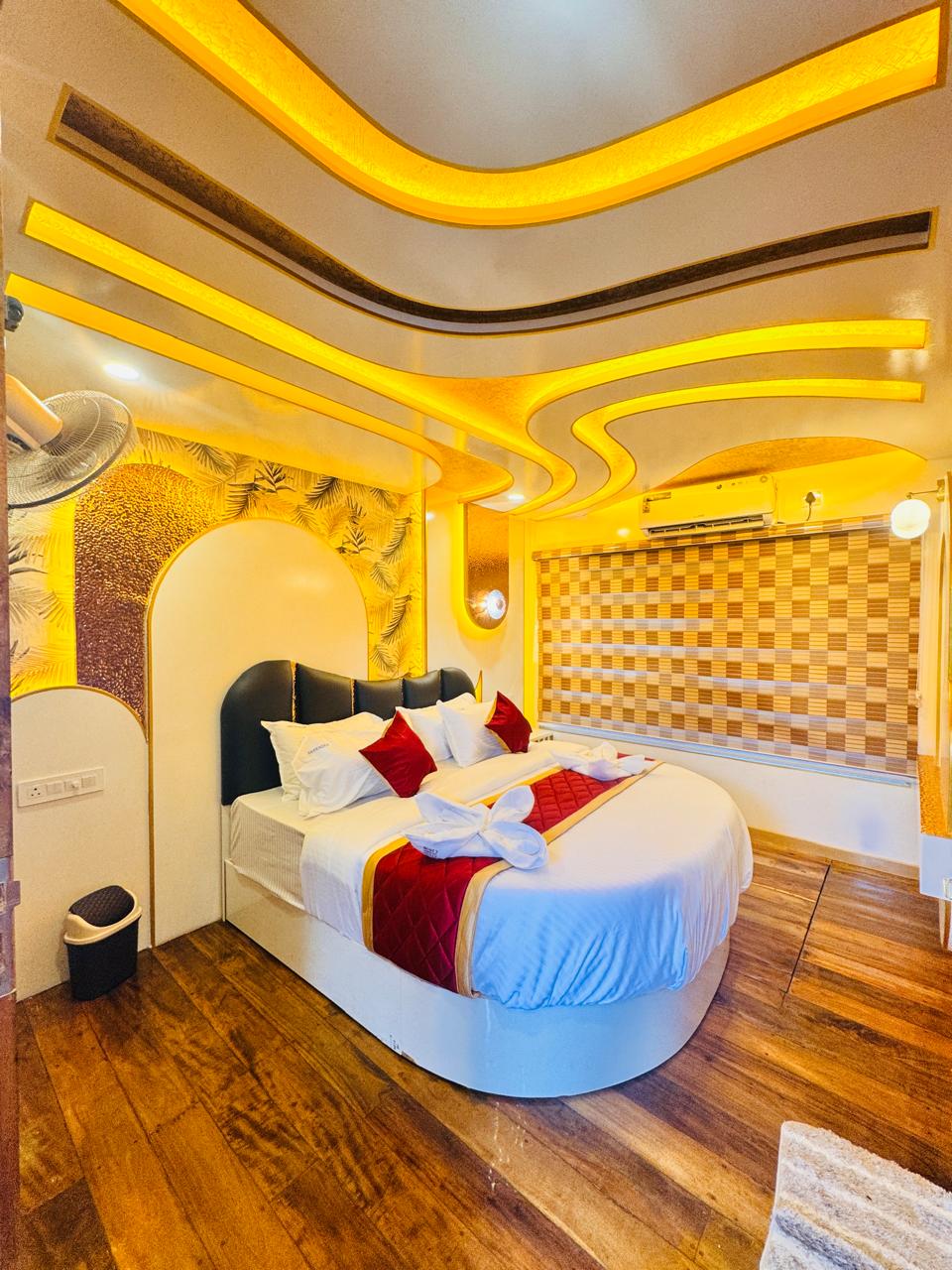 Defender Houseboat (16)