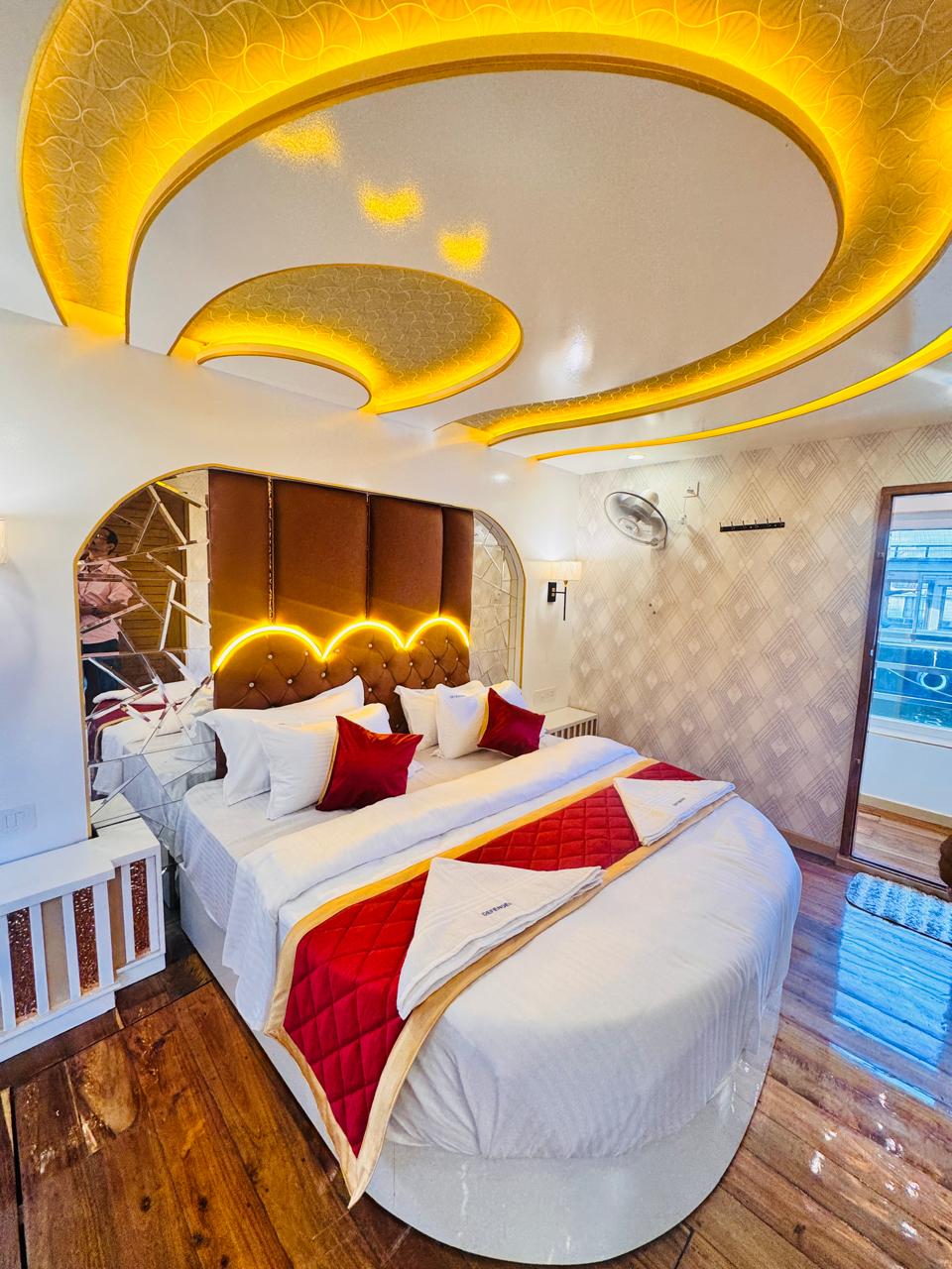 Defender Houseboat (17)