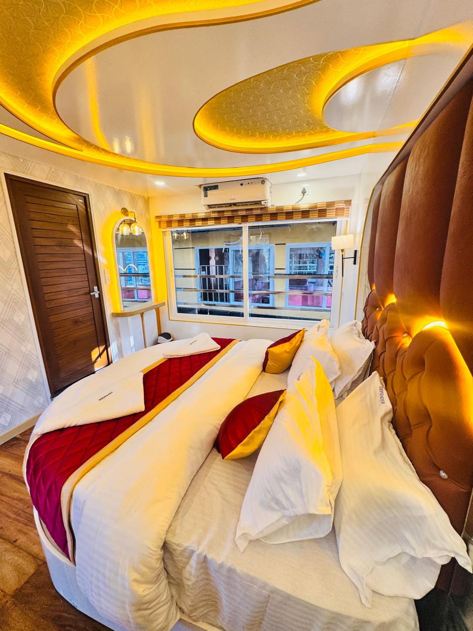 Defender Houseboat (19)