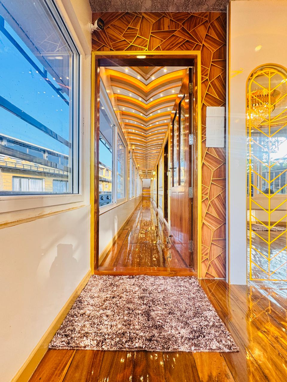 Defender Houseboat (23)