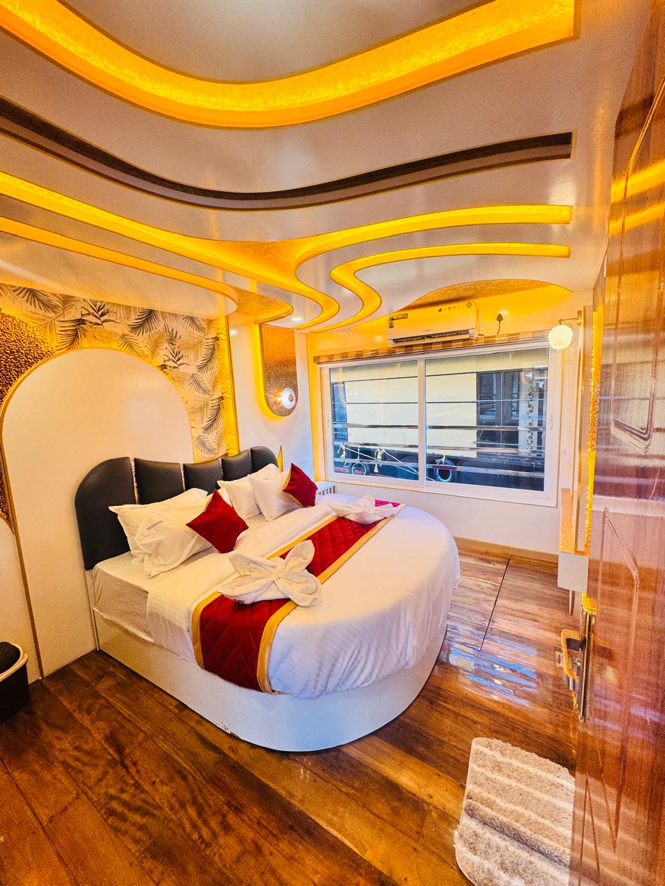 Defender Houseboat (4)