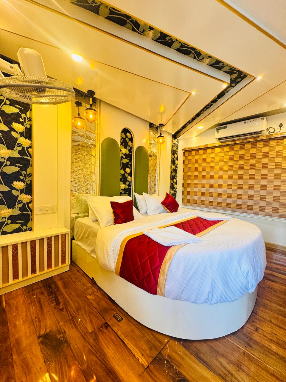 Defender Houseboat (9)